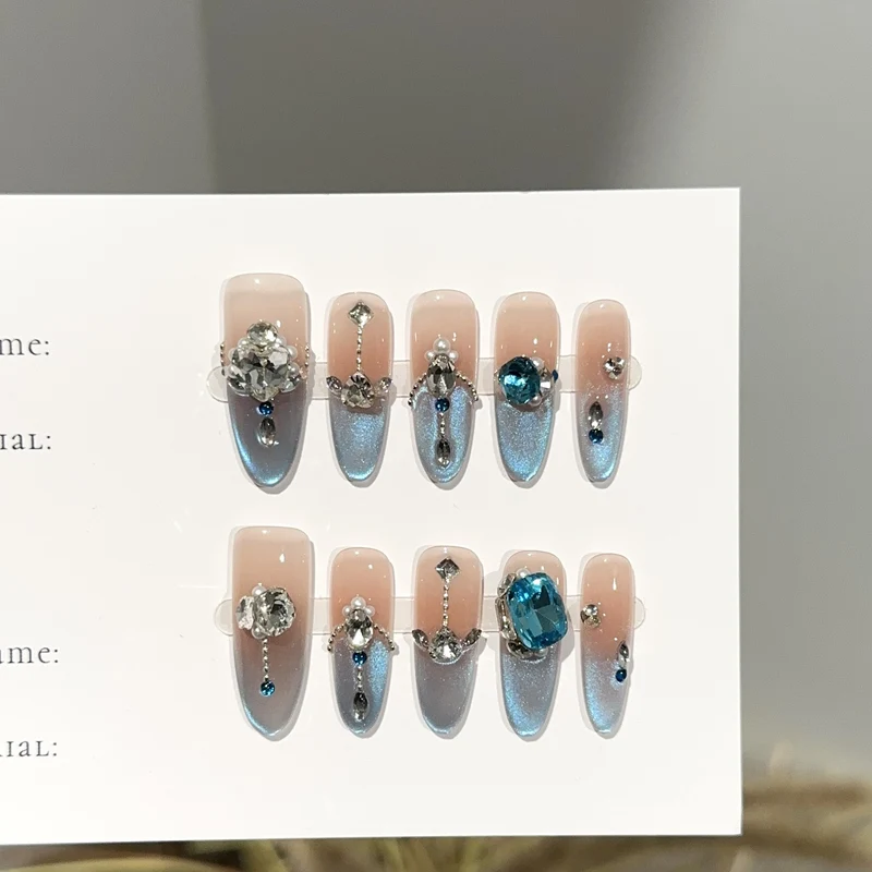 Elegantes, mit Kristallen verziertes Press-On-Nagel-Set