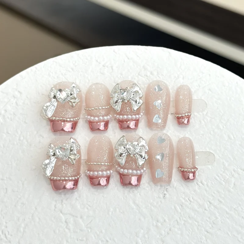 Elegantes, mit Schleifen verziertes Press-On-Nail-Design