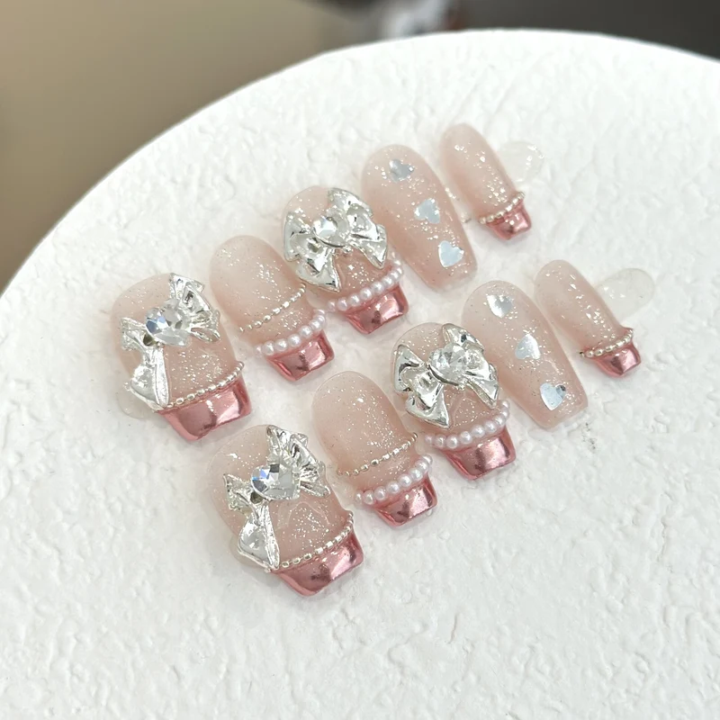 Elegantes, mit Schleifen verziertes Press-On-Nail-Design