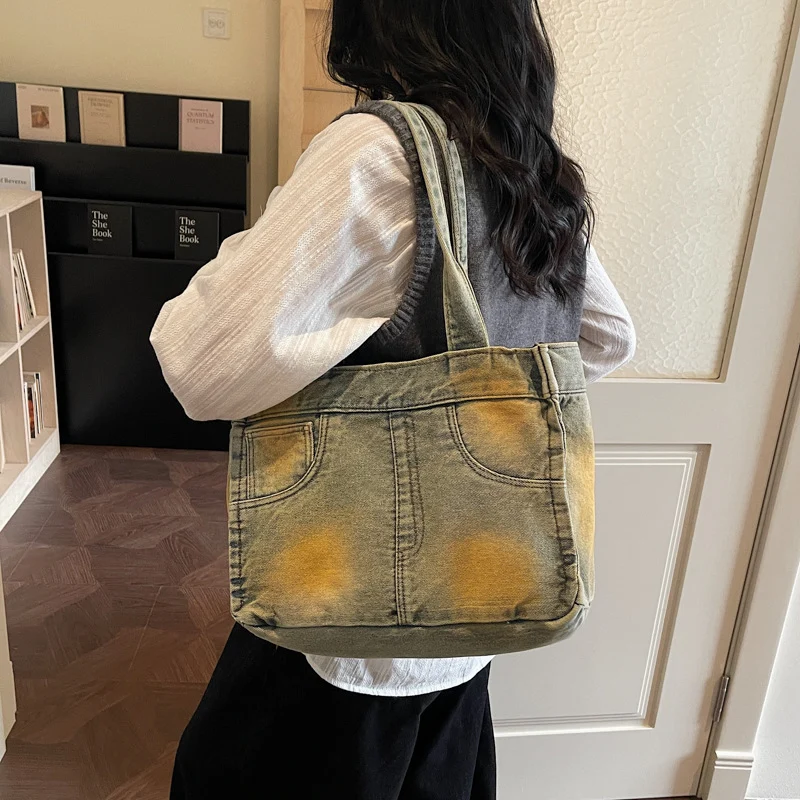 Denim-inspirierte Mehrfach-Taschen Tote Bag