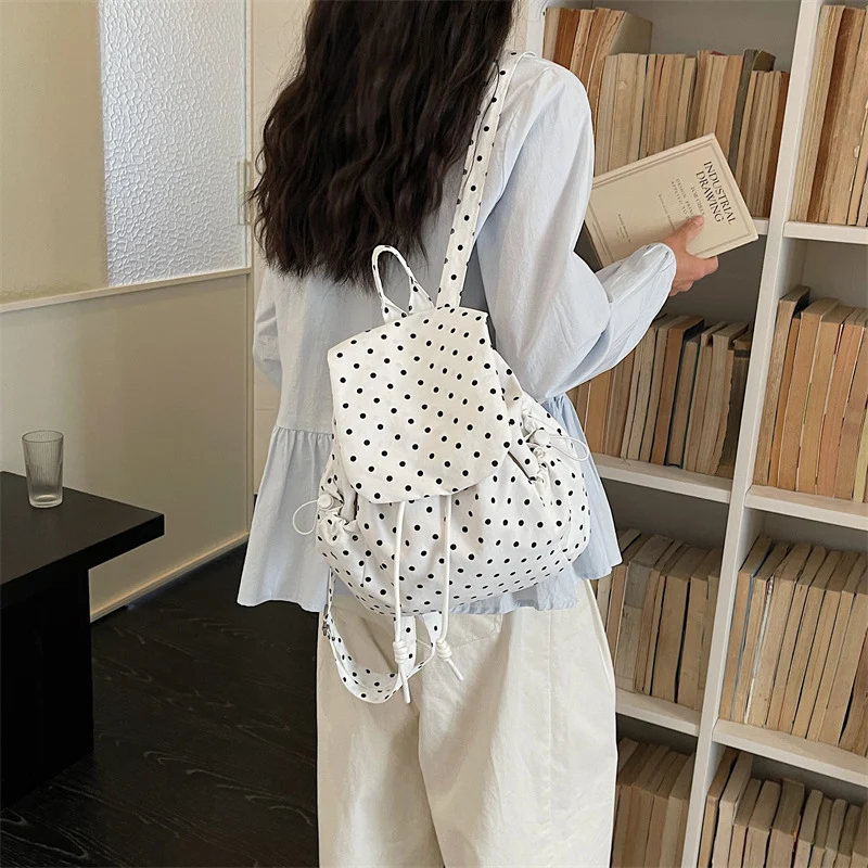 Süßer gepunkteter Drawstring-Rucksack