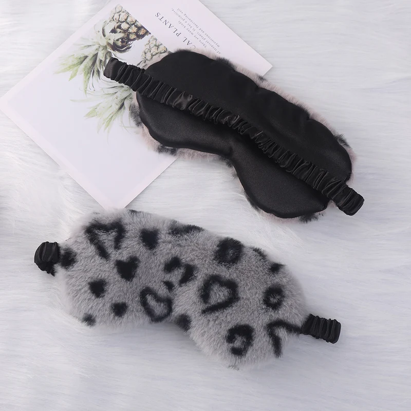Gemütliche Kunstfell-Schlafmaske für Damen mit Herzprägung und gerafftem Komfortband Skanto