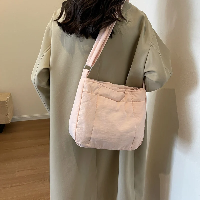 Leichte gestepfte Schultertasche