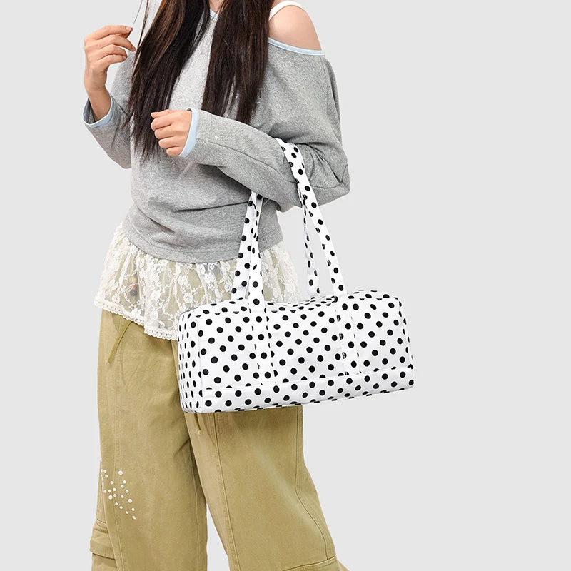 Funktionale gepunktete Wochenendreisetasche