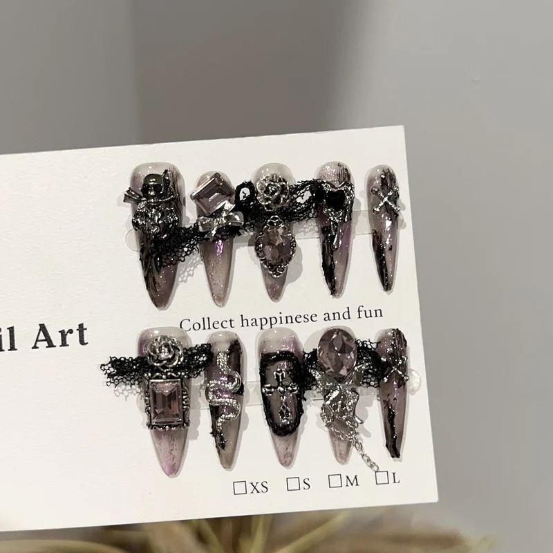 Dekorativer im gotischen Stil gestalteter Press-On-Nagelset