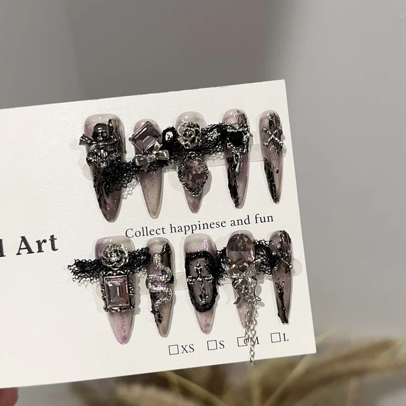Dekorativer im gotischen Stil gestalteter Press-On-Nagelset