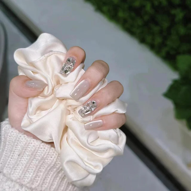 Dekoratives, kristallverziertes Press-On-Nagelset