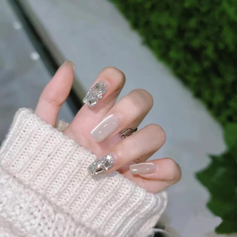 Dekoratives, kristallverziertes Press-On-Nagelset