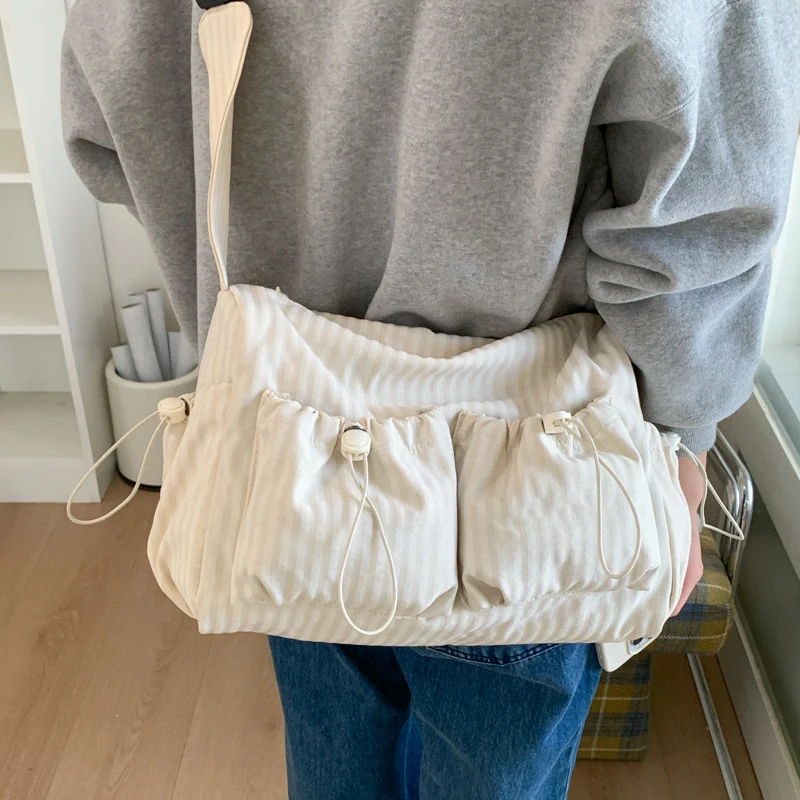 Lässige karierte Schultertasche