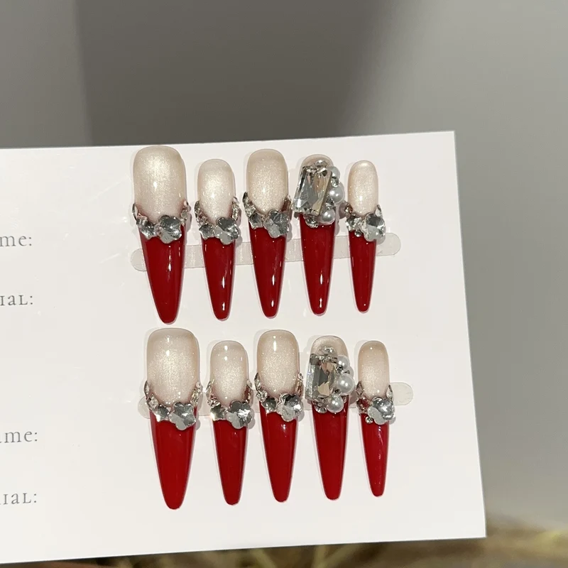 Dekorativer Stiletto Press-On Nagelset mit Kristallakzenten