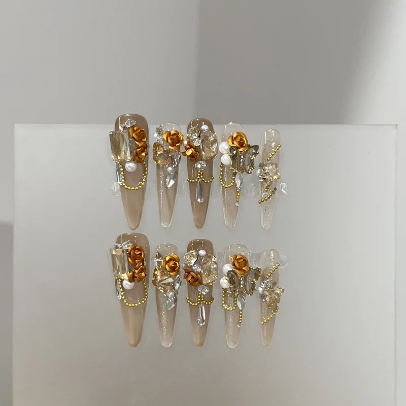 Dekoratives Stiletto Press-On Nagelkunstset mit floralen und Schmucksteinakzenten