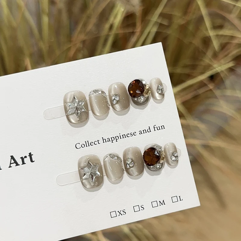 Dekorative Strass Press-On Nagelkunst