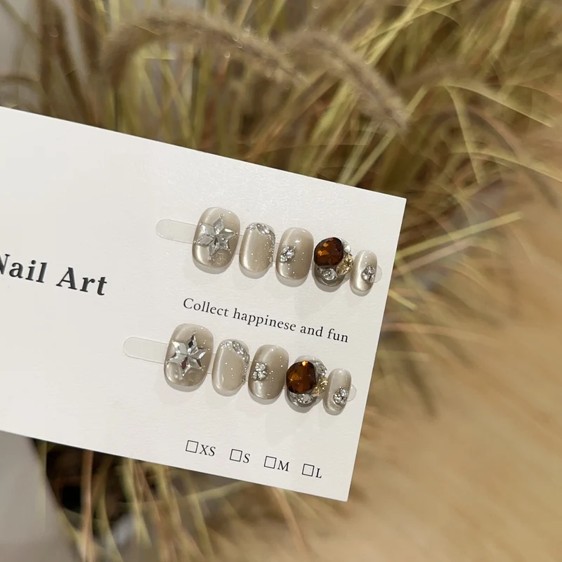 Dekorative Strass Press-On Nagelkunst