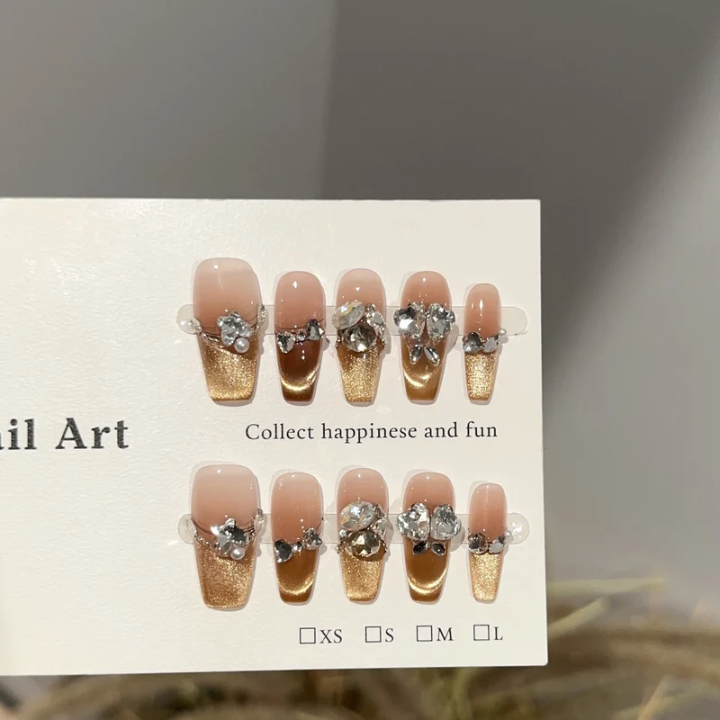 Dekoratives Press-On-Nagelset mit Strassakzenten