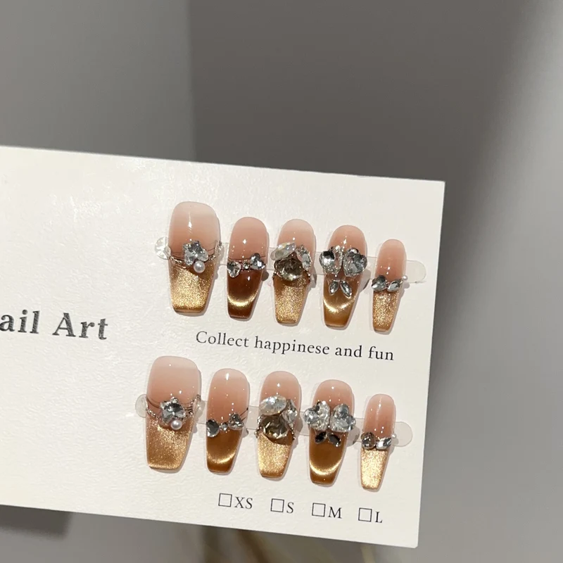 Dekoratives Press-On-Nagelset mit Strassakzenten