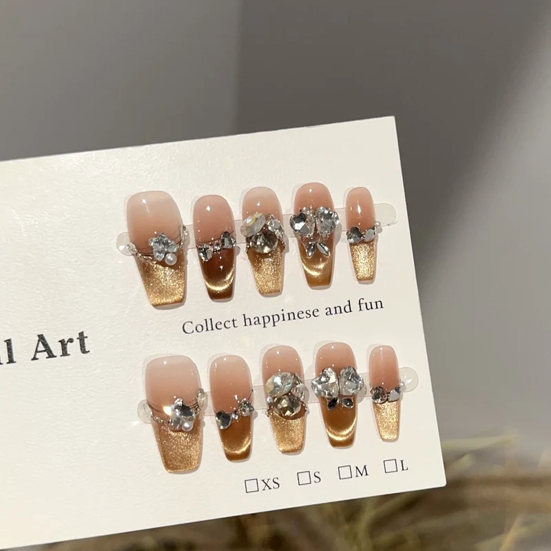 Dekoratives Press-On-Nagelset mit Strassakzenten
