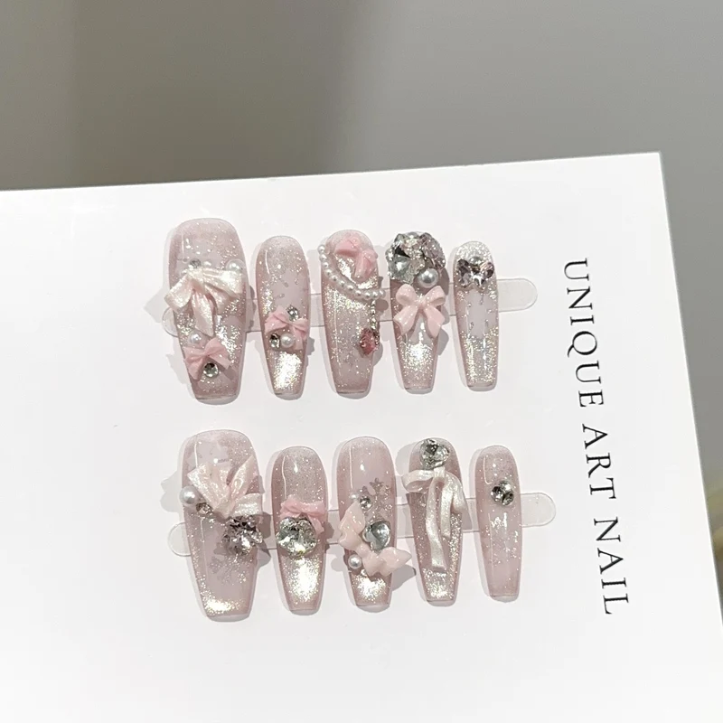 Dekoratives Press-On-Nagel-Set mit floralen Akzenten