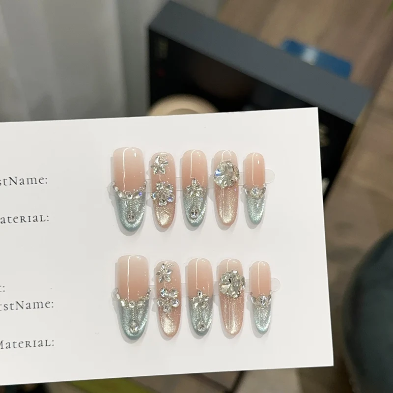 Dekorativer Press-On Nagel-Set mit Kristallakzenten