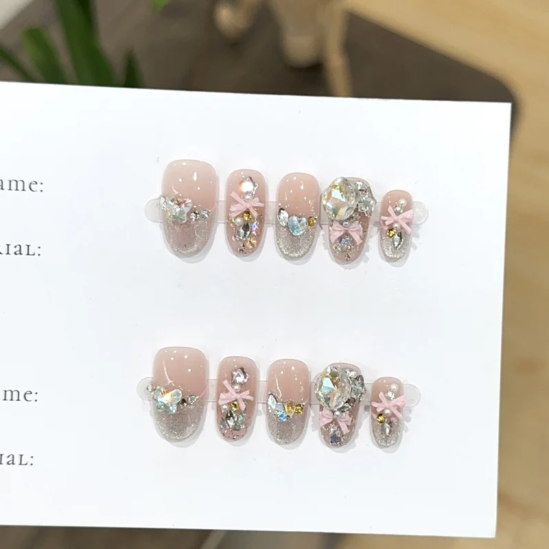 Dekoratives Press-On Nagelkunstset mit Strass-Akzenten