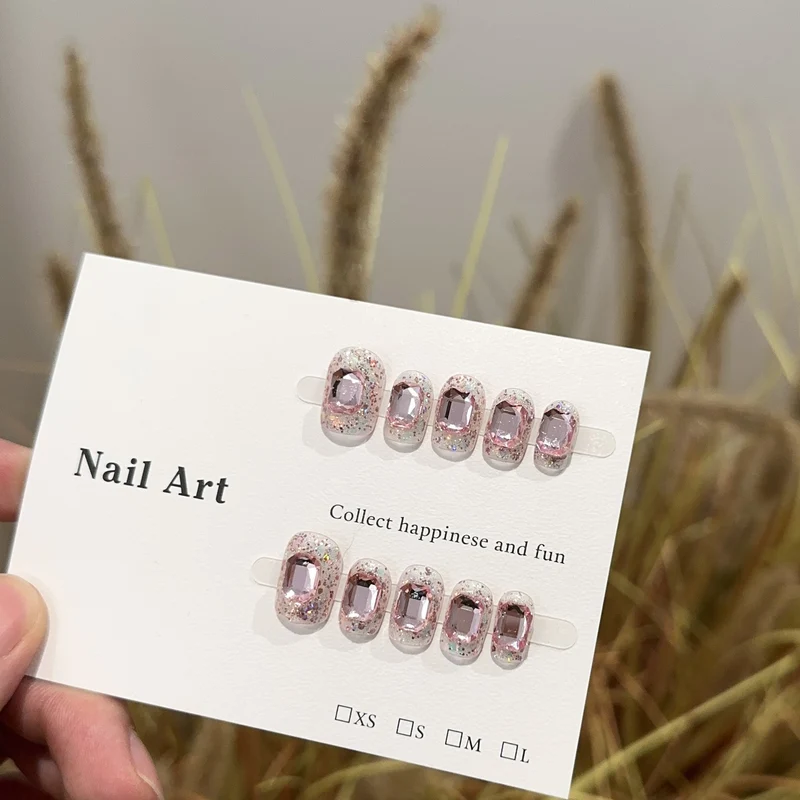 Dekorativer Press-On Nagelkunstset mit glitzernden Akzenten