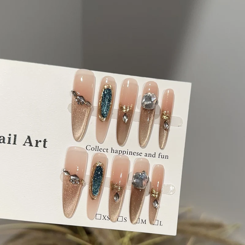 Dekoratives Press-On Nagelkunstset mit Edelsteinverzierungen