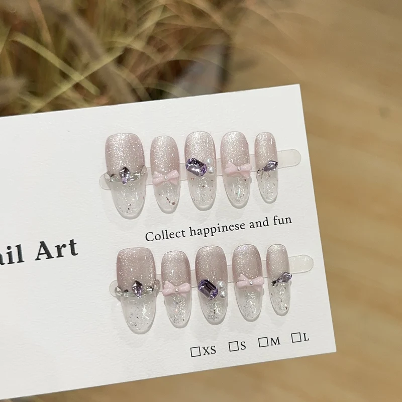 Dekoratives Press-On Nagelkunstset mit eleganten Akzenten