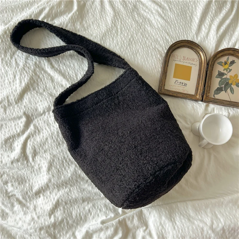 Gemütliche Kunstfell-Eimer-Tasche