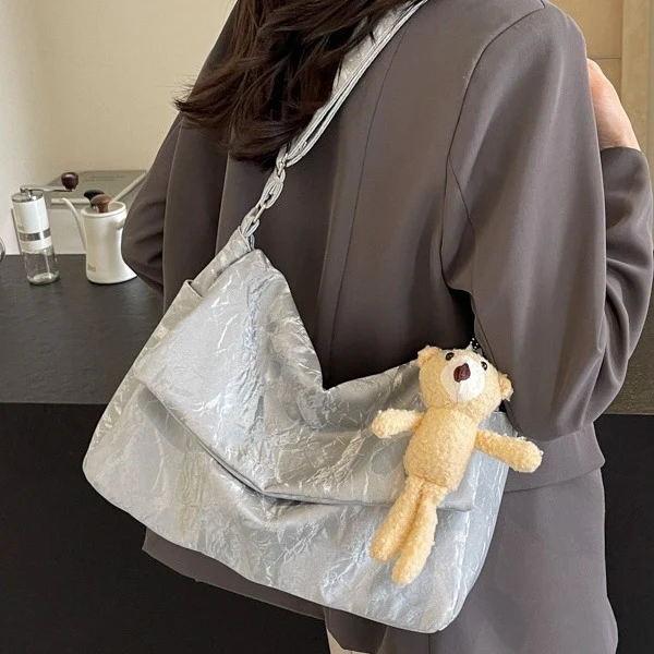 Texturierte schlabberige Schultertasche