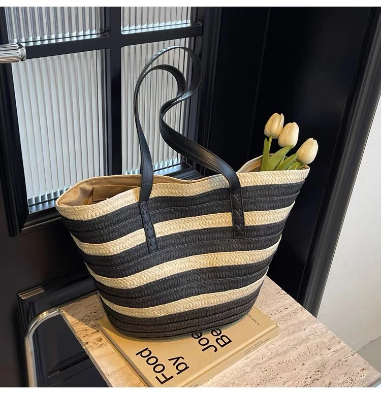 Stilvolle Strandtasche mit Ledergriffen Skanto