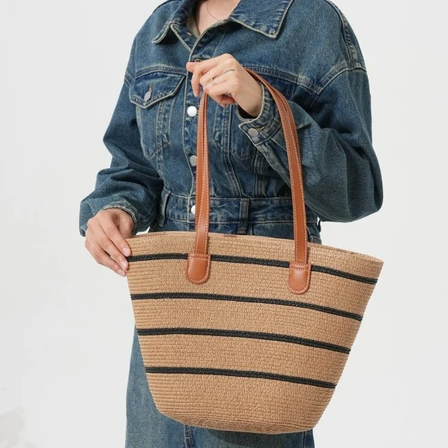 Stilvolle Strandtasche mit dekorativem Streifenmuster Skanto
