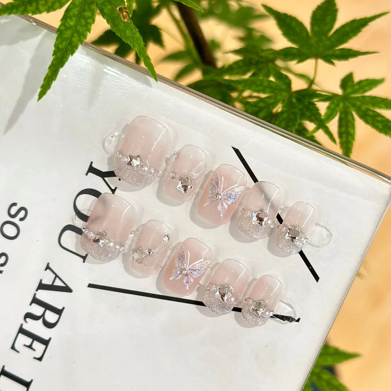 Künstlerisches Schmetterlings-dekoriertes Press-On Nagelset