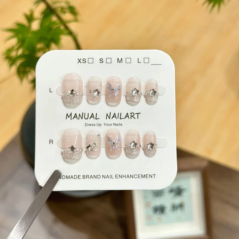 Künstlerisches Schmetterlings-dekoriertes Press-On Nagelset