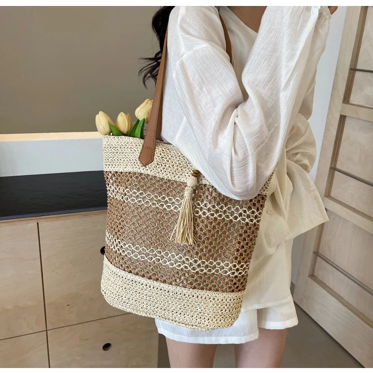 Shopper aus geflochtenem Naturmaterial mit verspieltem Quasten-Detail Skanto
