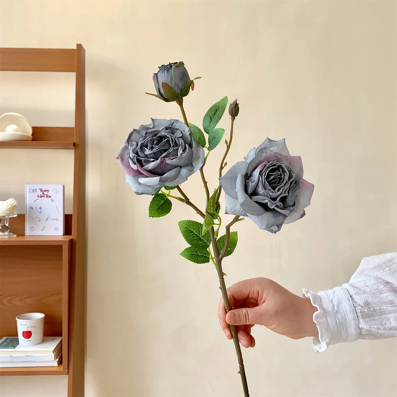 Realistische künstliche Rosenstängel