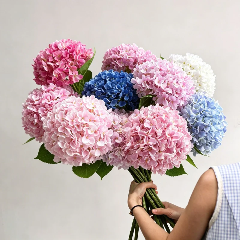Lebensnahe Hortensienblumenstrauß