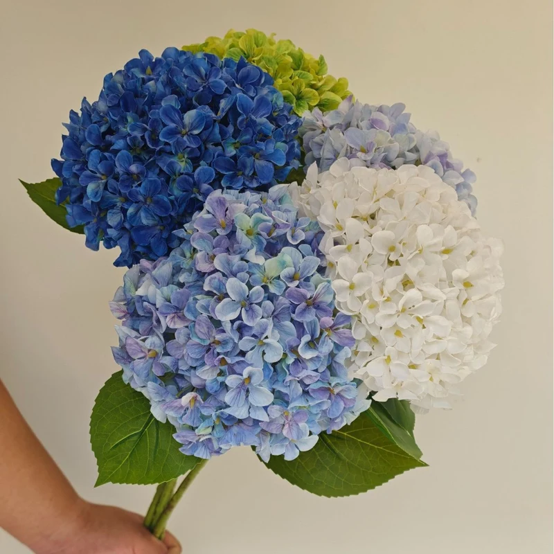 Lebensnahe Hortensienblumenstrauß