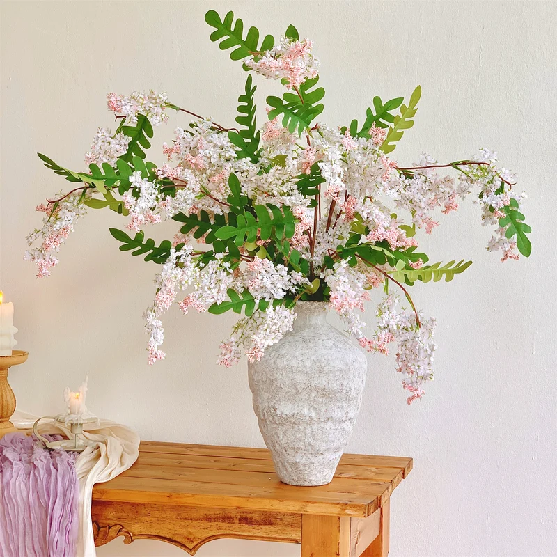 Lifelike Blumenarrangement