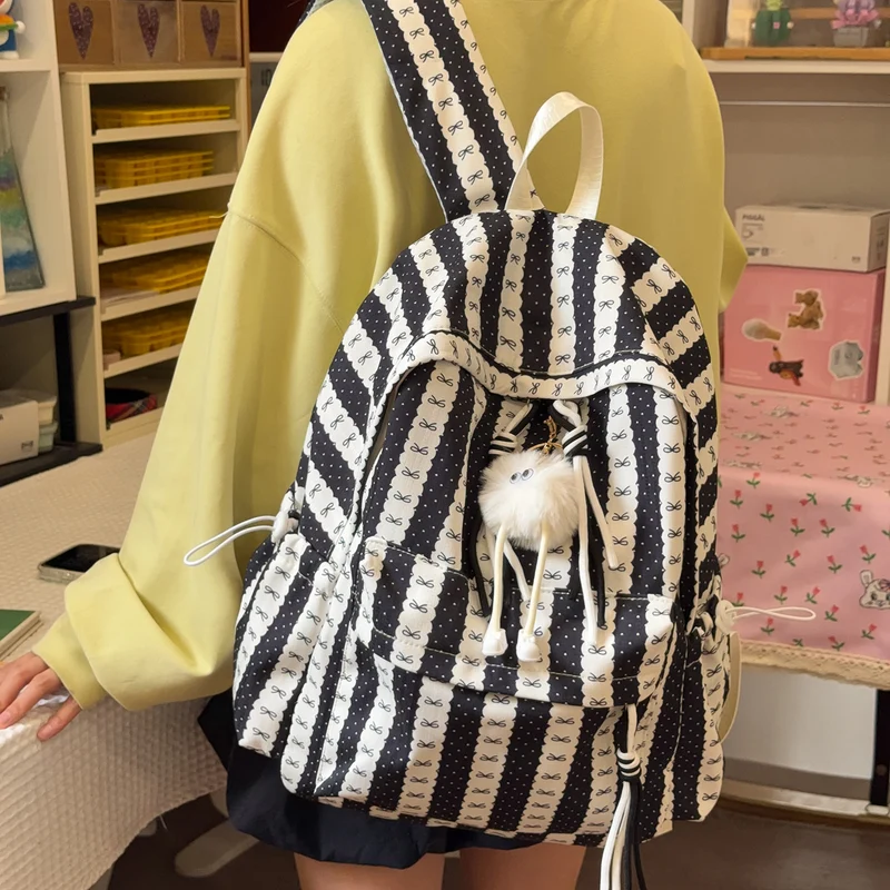 Verspielt gestreifter Rucksack