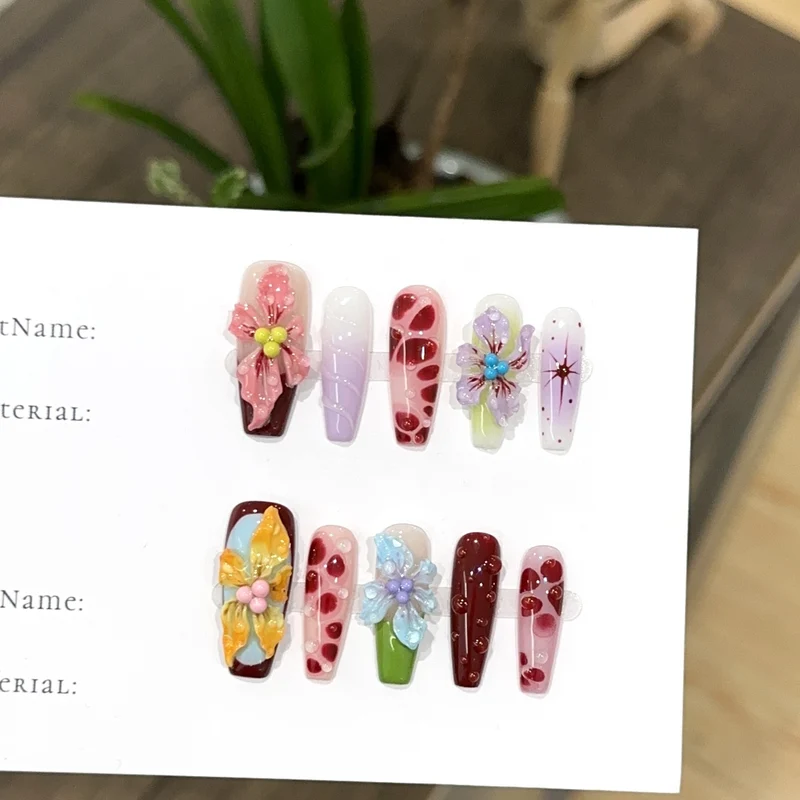 Künstlerisches Floral Press-On Nagelset