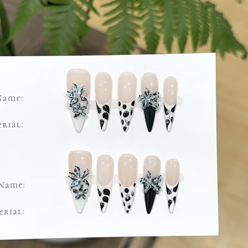 Künstlerisches Blumen- und geometrisches Press-On-Nagelset
