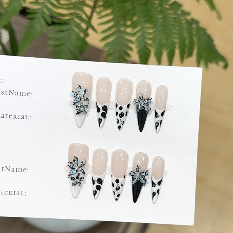Künstlerisches Blumen- und geometrisches Press-On-Nagelset