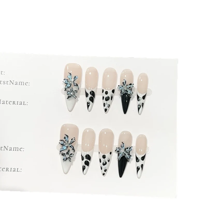 Künstlerisches Blumen- und geometrisches Press-On-Nagelset