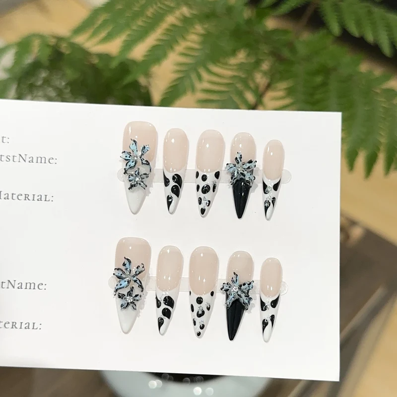 Künstlerisches Blumen- und geometrisches Press-On-Nagelset