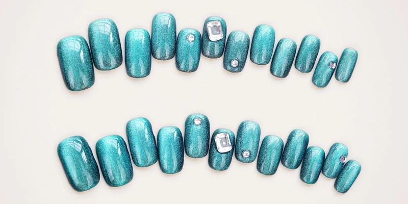Glamouröse Ombre Press-On Nagelset mit Strass-Akzenten