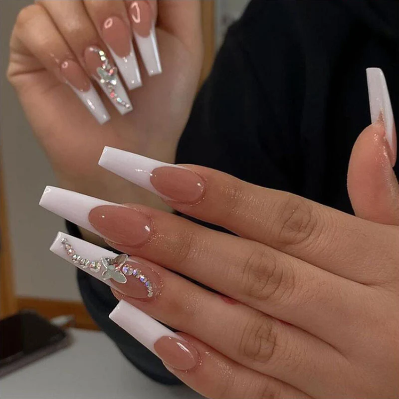 Glamouröse Lange Stiletto Press-On Nagelset mit dekorativen Kristallakzenten