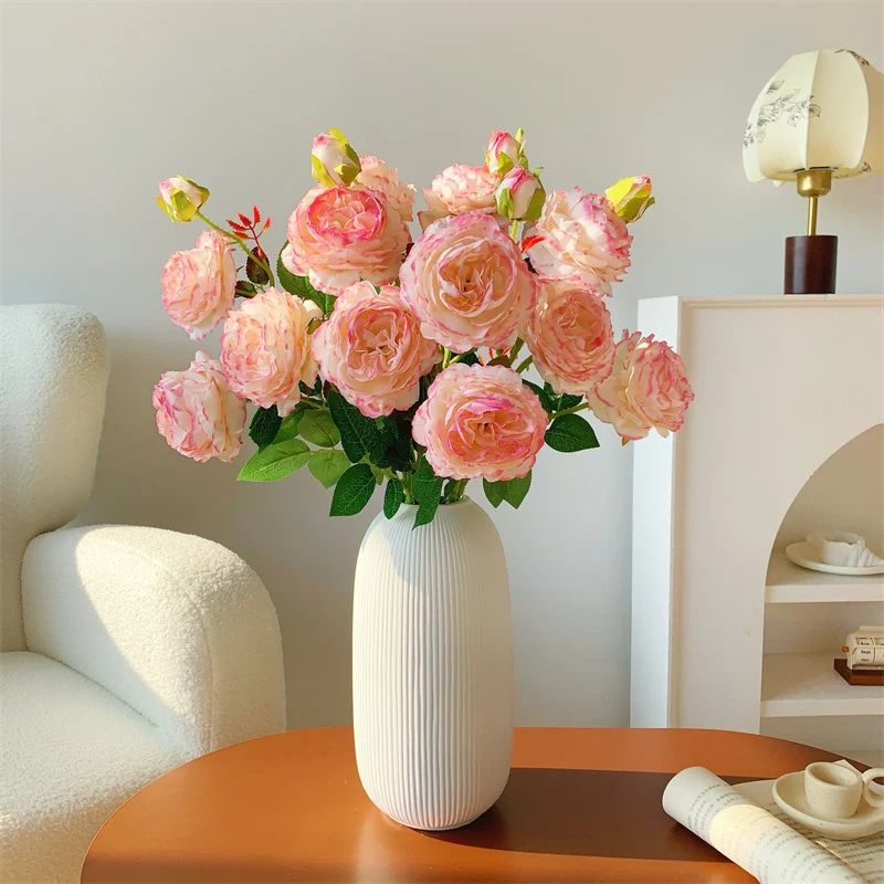 Eleganter künstlicher Rosenstrauß