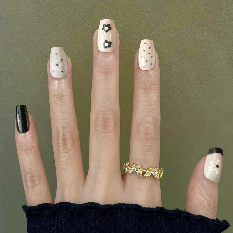 Stylisches Blumen-Nagelkunst-Set