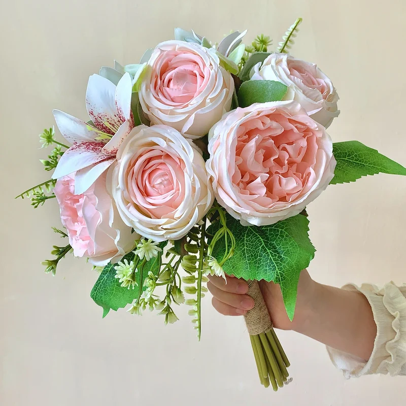 Eleganter künstlicher Blumenstrauß