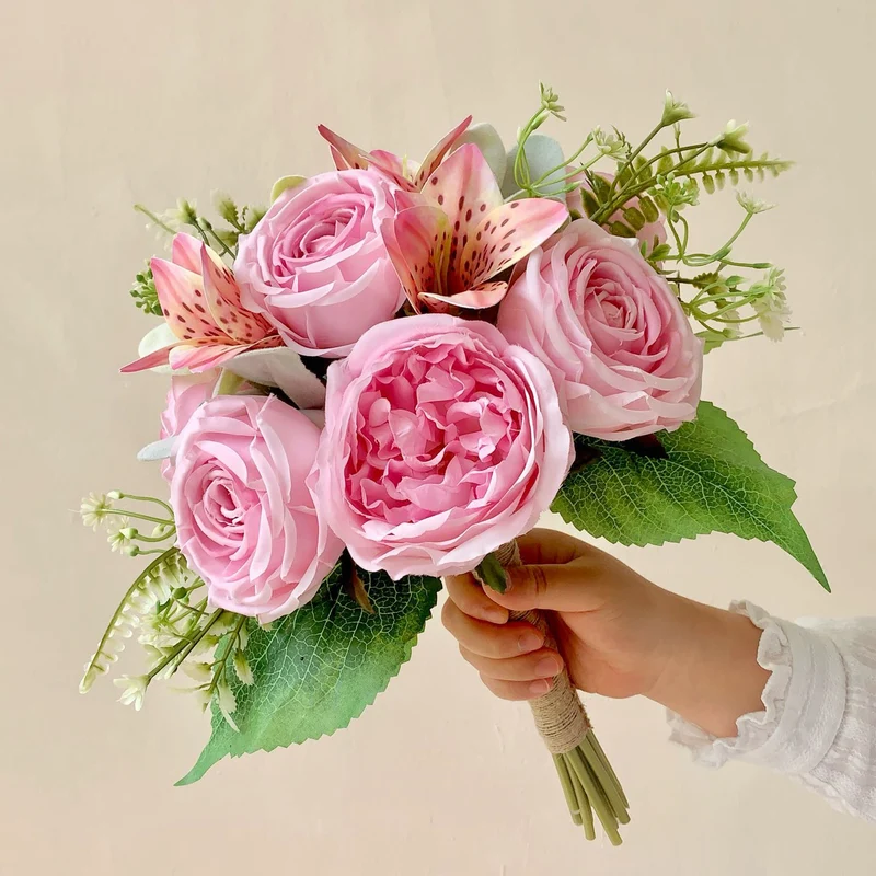Eleganter künstlicher Blumenstrauß