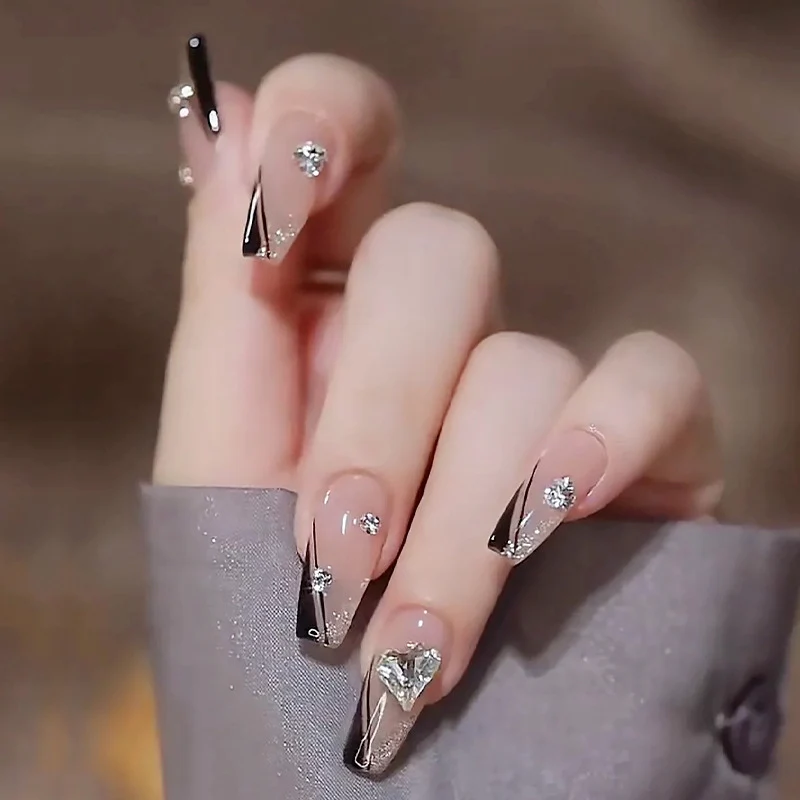 Glamouröse Strass Nagelkunst